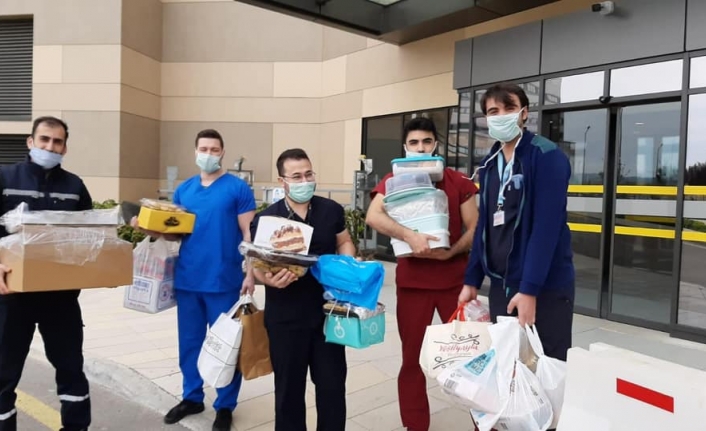 Uçak Asansör,  sağlık çalışanlarının yanında