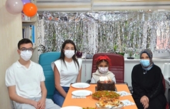 Böbrek nakli olan çocuklar hekimleriyle bir araya geldi