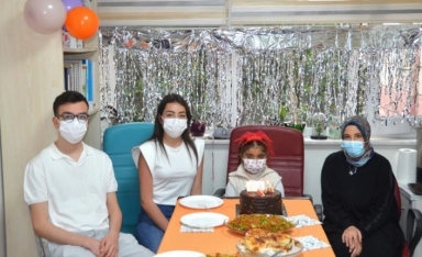 Böbrek nakli olan çocuklar hekimleriyle bir araya geldi